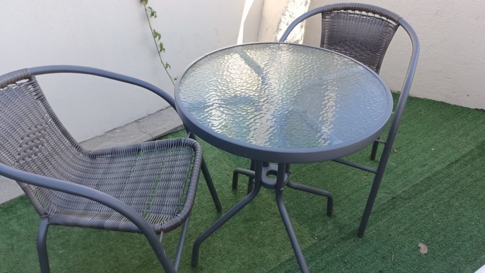 Vendo conjunto cadeiras e mesa