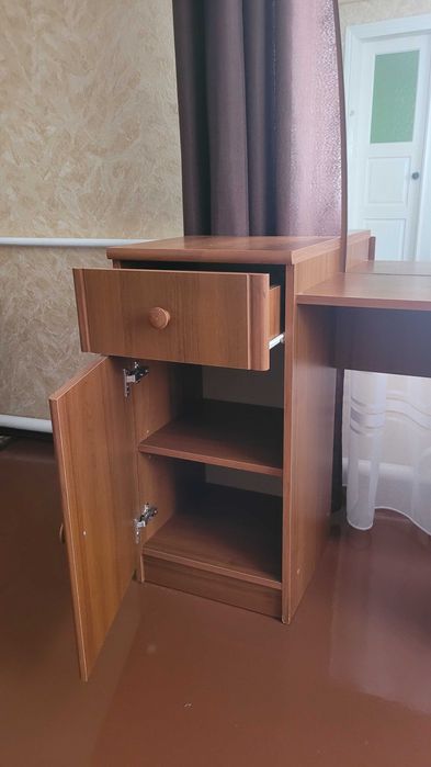 Тумба з дзеркалом.