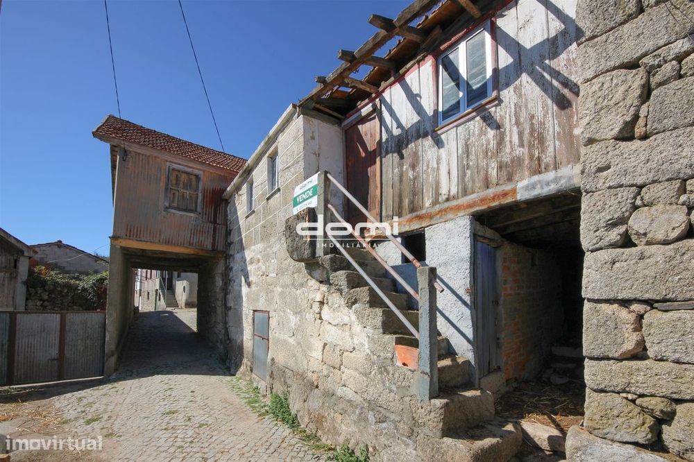 🏡 Moradia em Pedra para Recuperar – Macieira, Sul