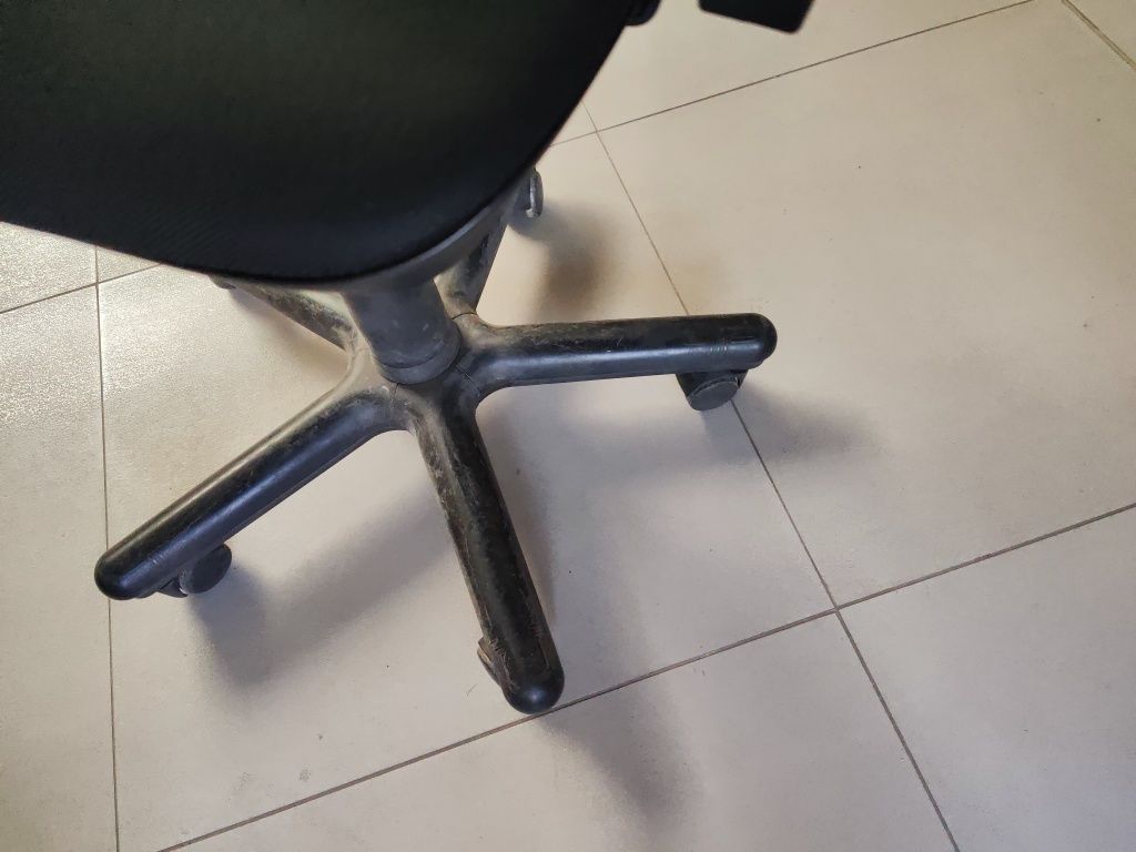 Krzesło do biurka obrotowe czarne. Używane
