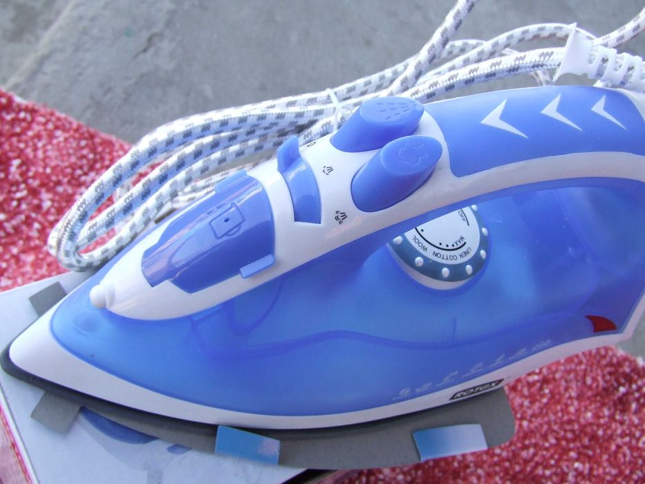 Утюг электрический с керамической подошвой Rotex RIC40-W