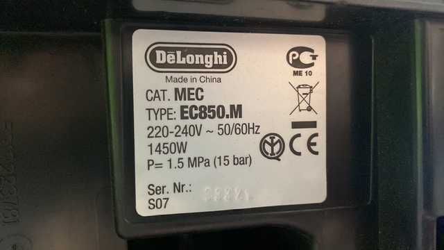 Kolbowy ekspres ciśnieniowy do kawy z pojemnikiem DeLonghi EC850.M