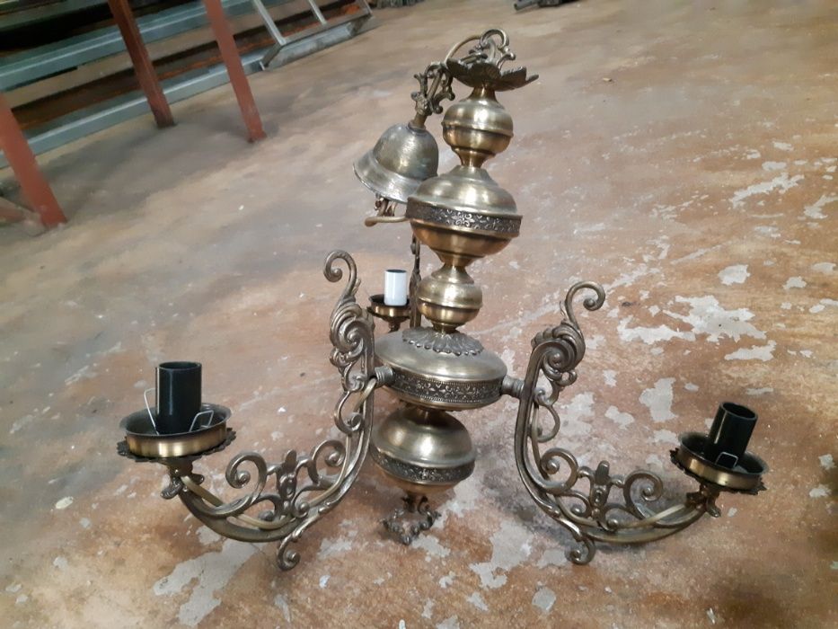 Candeeiros antigos de latão e ferro