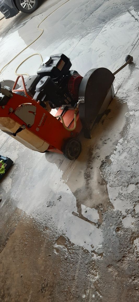 wiercenie w betonie. przewierty. wiertnica. otwory w betonie.