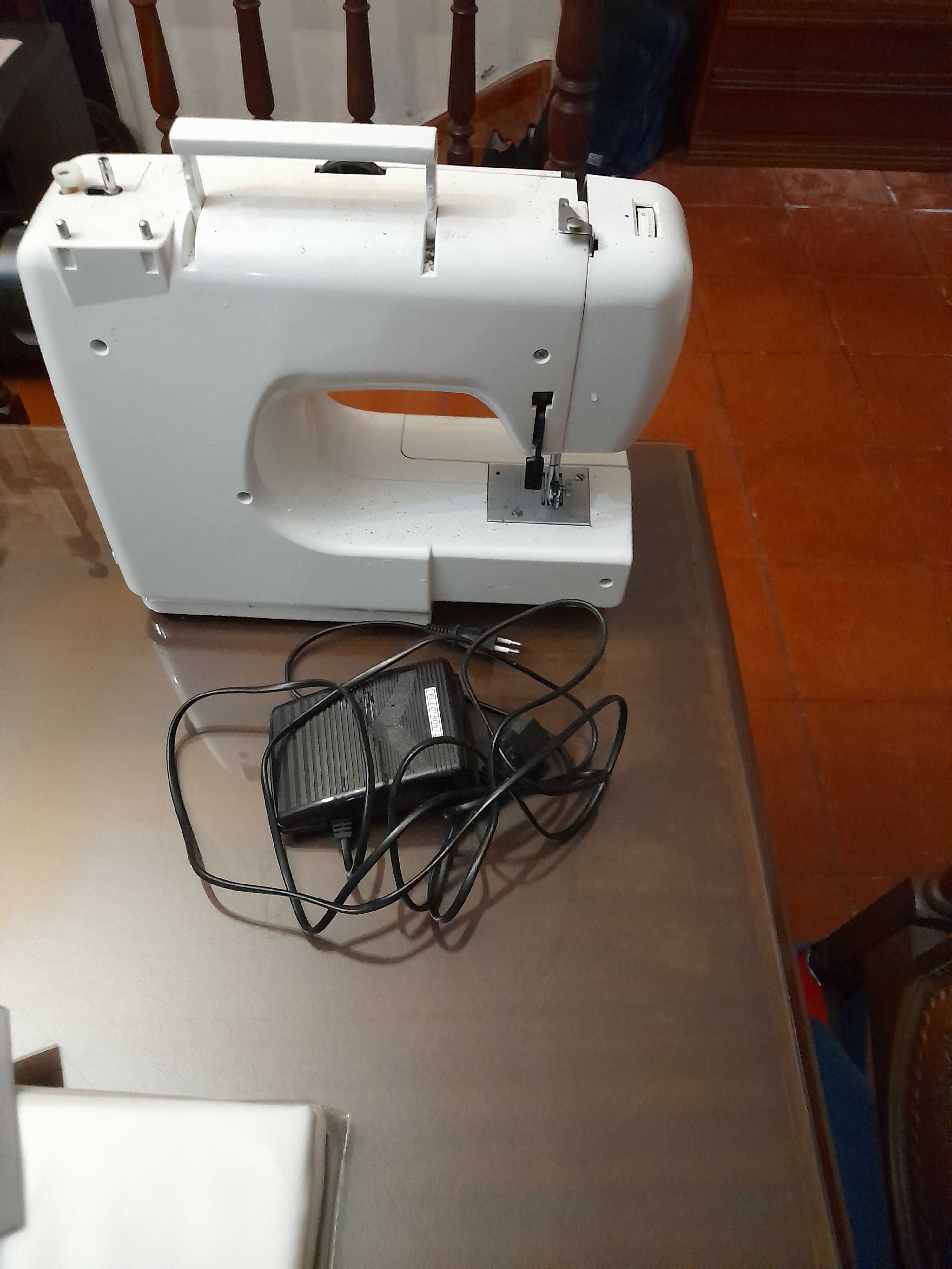 Máquina de costura nova.