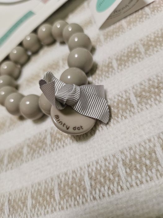 Minty dot bransoletka z żywicy kolor jasny szary, light grey. 
Nowa z