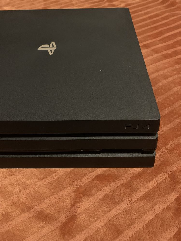 Playstation 4 com 2 comandos e 5 jogos - 1tb