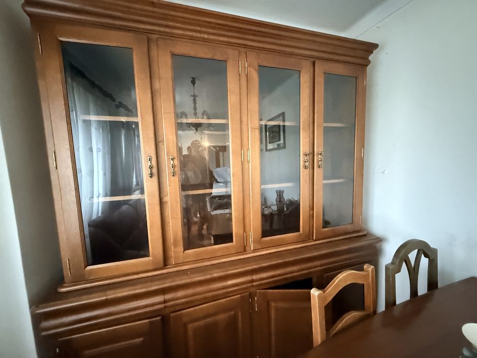 Móvel de sala em madeira com cristaleira e gavetas , como novo