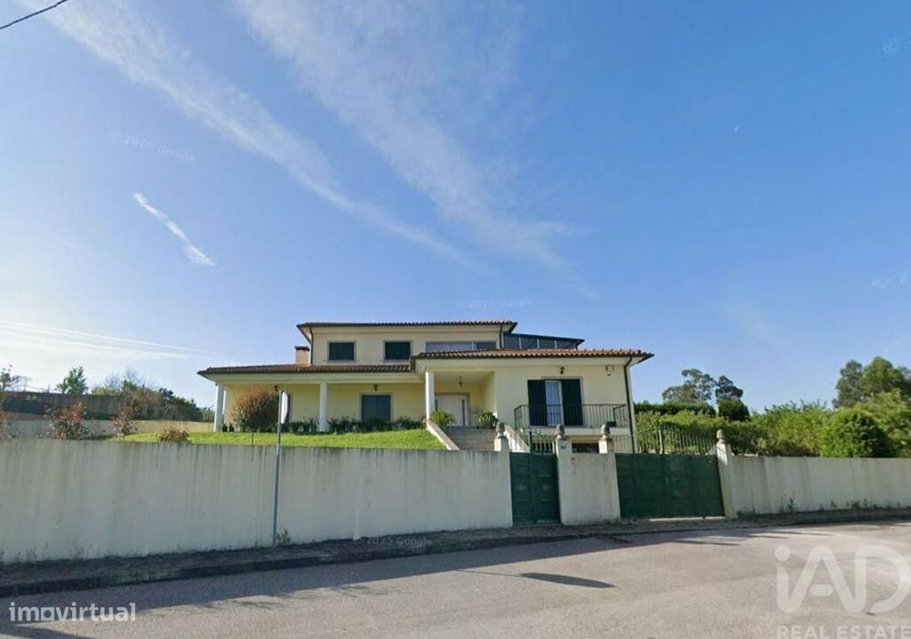 Casa / Villa T4 em Oiã de 312 m2