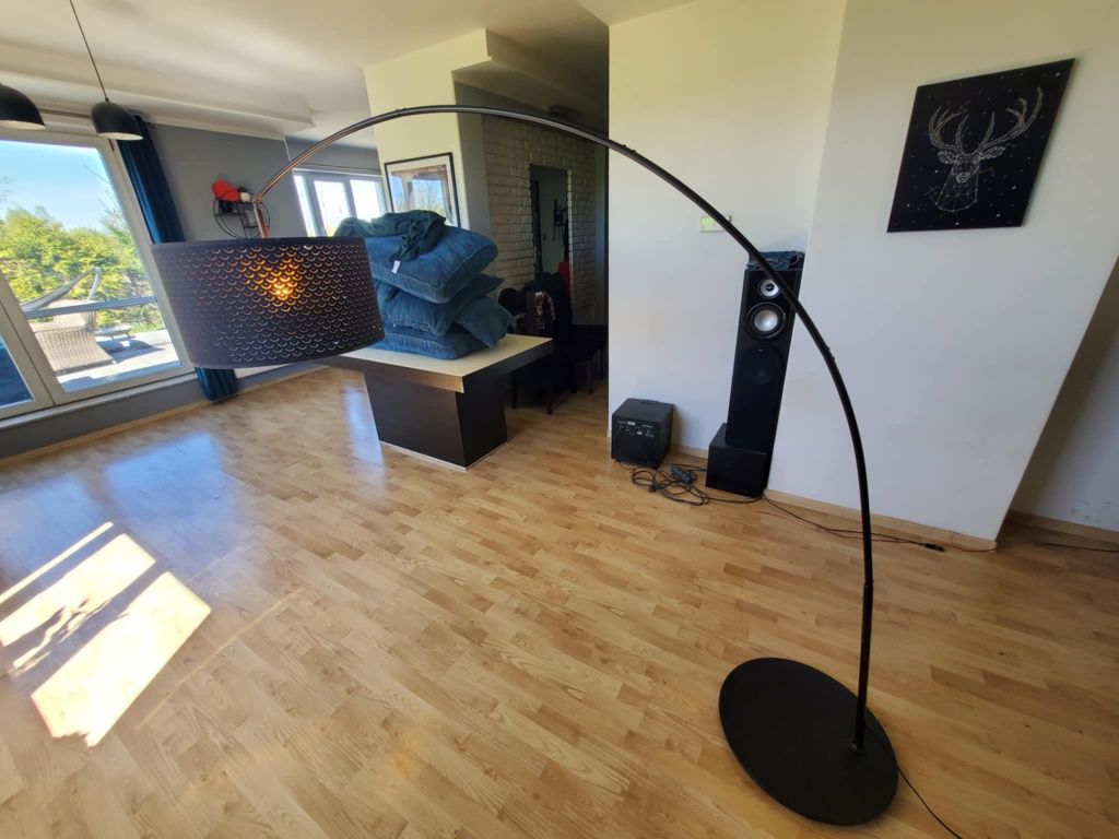 Lampa podłogowa na wysięgniku żyrafa