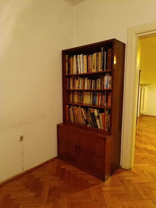 Stary drewniany regał otwarty z półkami