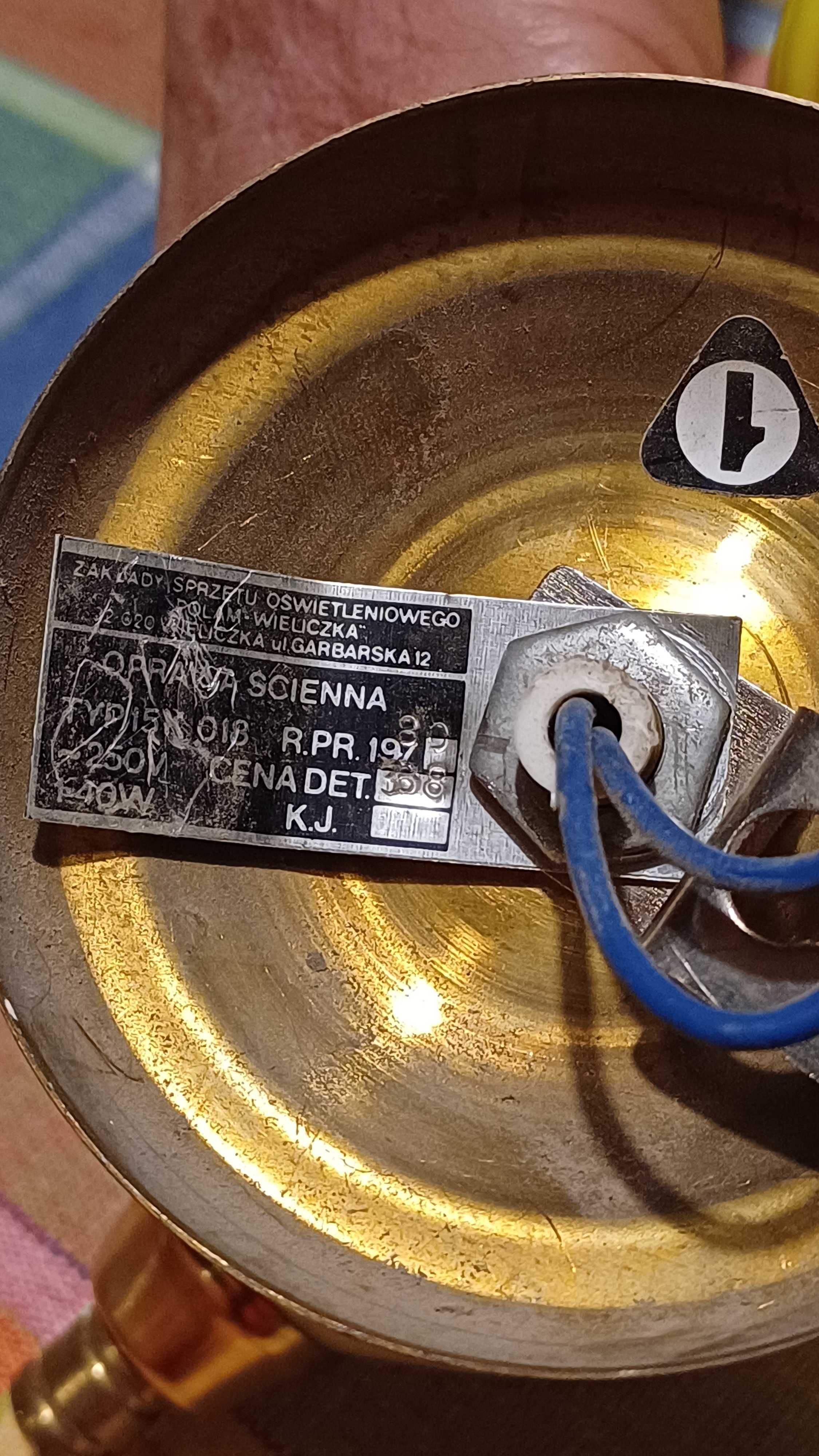 Lampa ścienna z roku 1980, mosiądz, szkło, porcelana