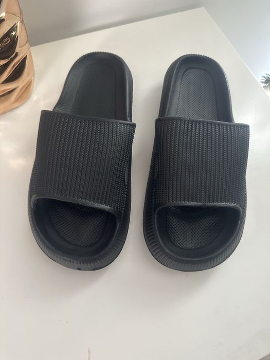 Czarne nowe gumowe klapki na grubej podeszwie 40-41