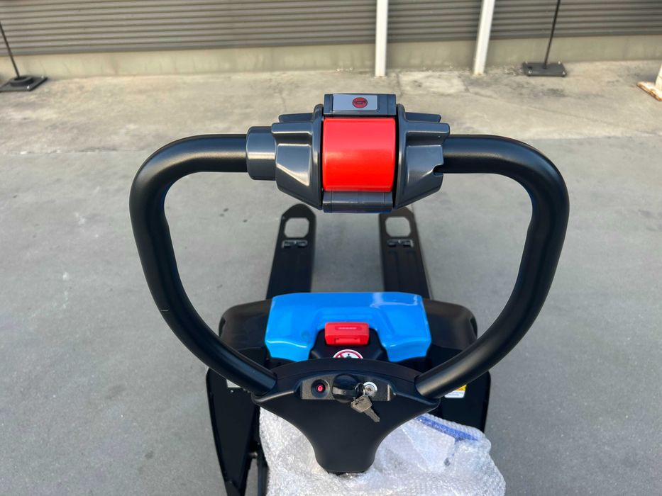 Porta Paletes Elétrico NOVO EP F4 com 2 rodas estabilizadoras