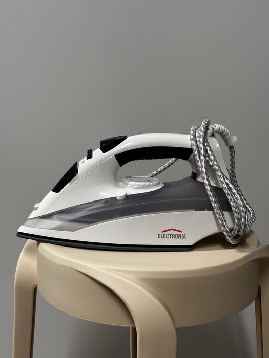 Ferro de engomar a vapor ELECTRONIA — novo