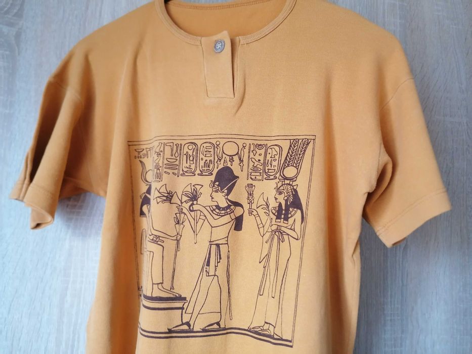 Bluzka z krótkim rękawem. Z przodu egipski nadruk,bawełna.