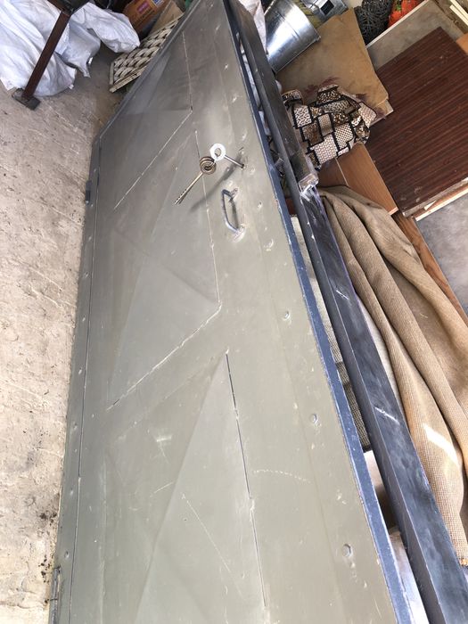 Двері металеві з внутрішнім замком