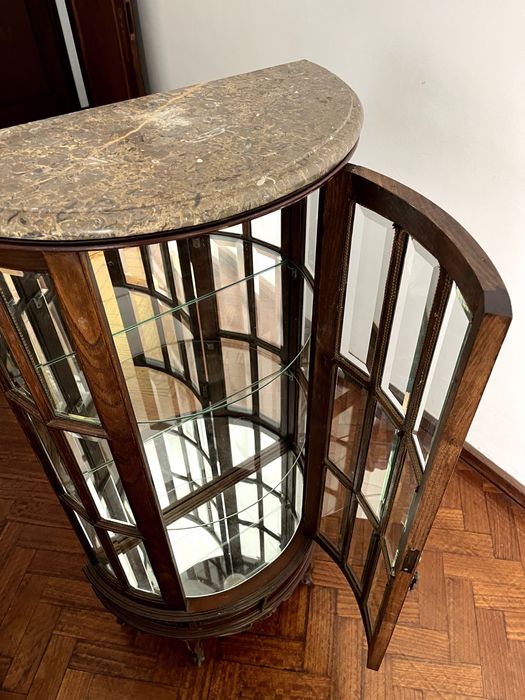 cristaleira antiga em bom estado