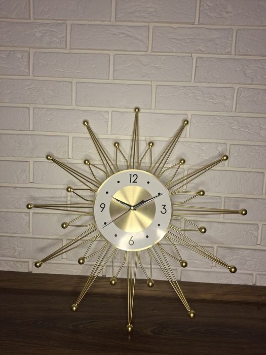 Złoty zegar na ścianę