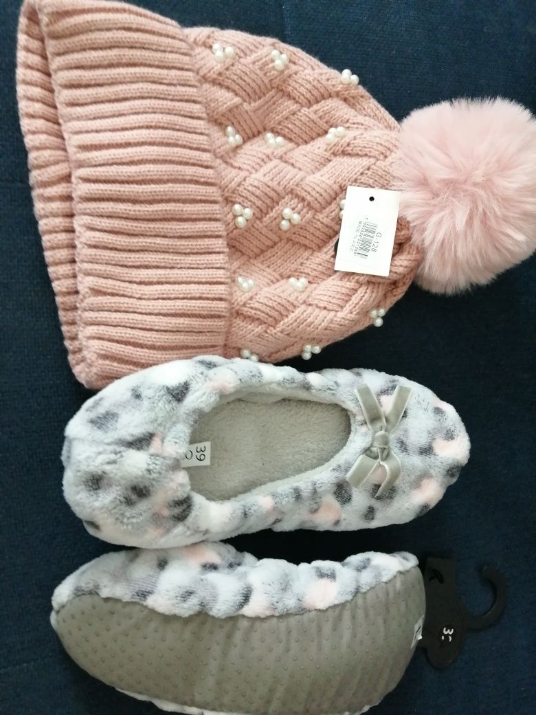 Gorro e pantufas de criança / mulher  	Novos. Ainda com etiqueta!