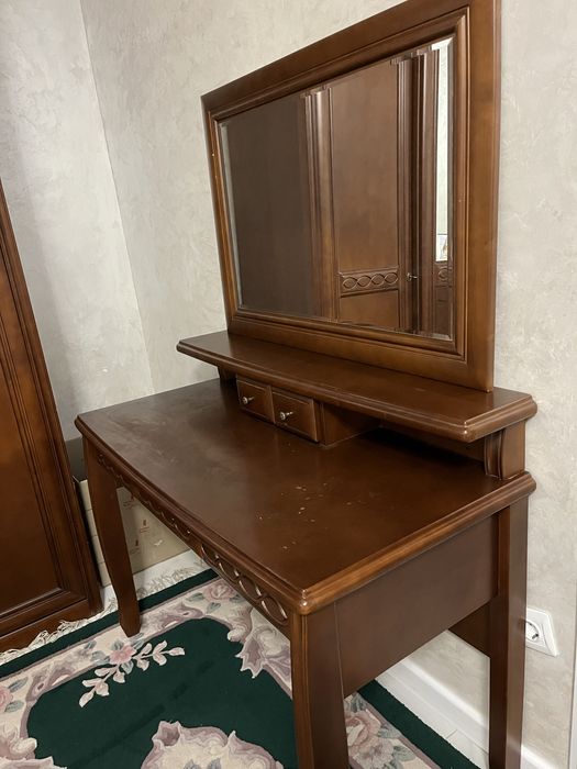 Вінтажний туалетний столик з дзеркалом