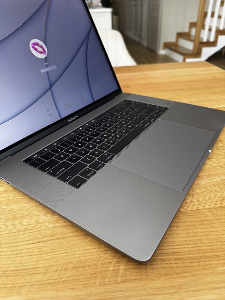 Piękny Macbook Pro 15 cali i7 16GB 1TB SSD Radeon Pro