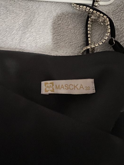 Шикарное чёрное платье с бретелями из страз