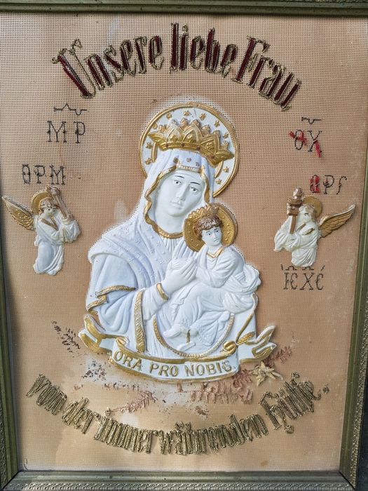 Przedwojenny obraz Maryi z Jezusem tkany