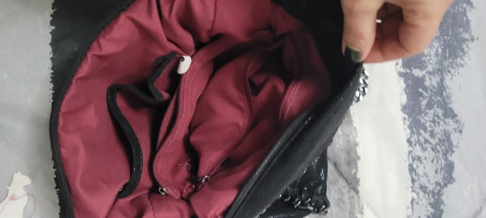 Carteira preta espaçosa