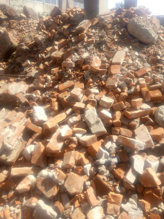 Бій цегляний,  глина, земля на підсипку.