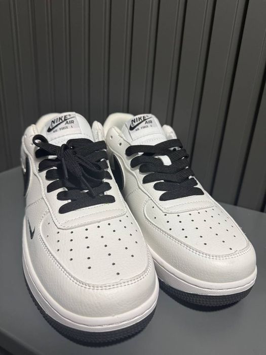 Продаж спортивних кросівок