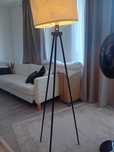 czarna lampa podłogowa