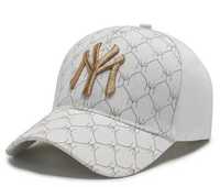 Czapka z daszkiem Nowa New York Yankee biała ze złotym wzorem i logo.