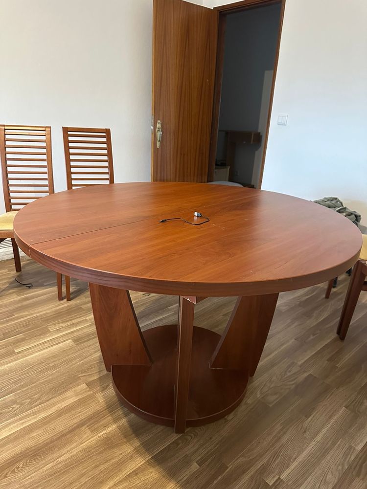 Mesa expansiva com 4 cadeiras