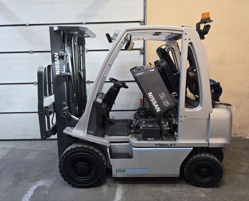 Навантажувач вилковий, газовий 2.5 тонн Nissan-Unicarriers U1D2A25LH