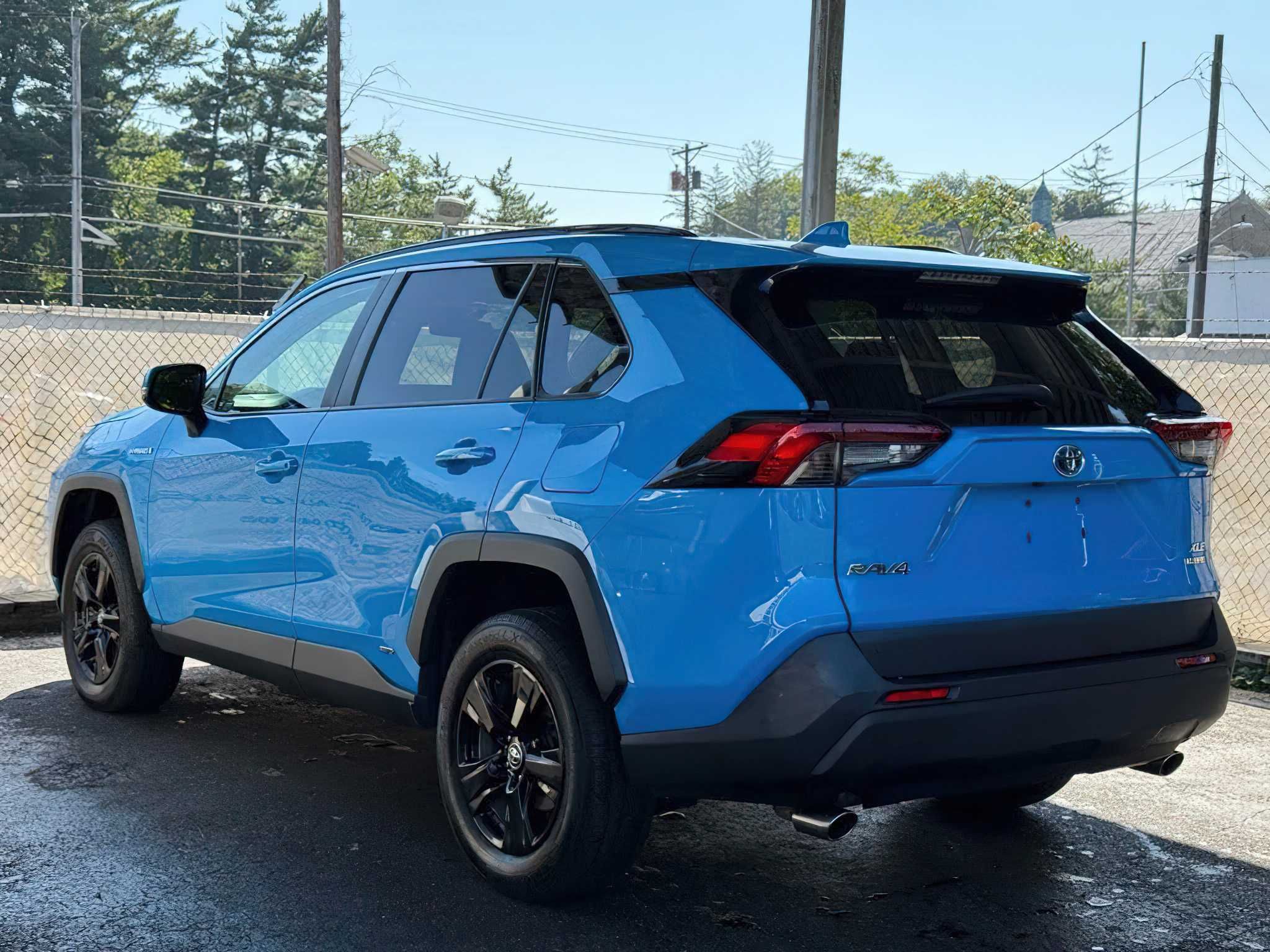 Toyota RAV4 XLE Hybrid      2020