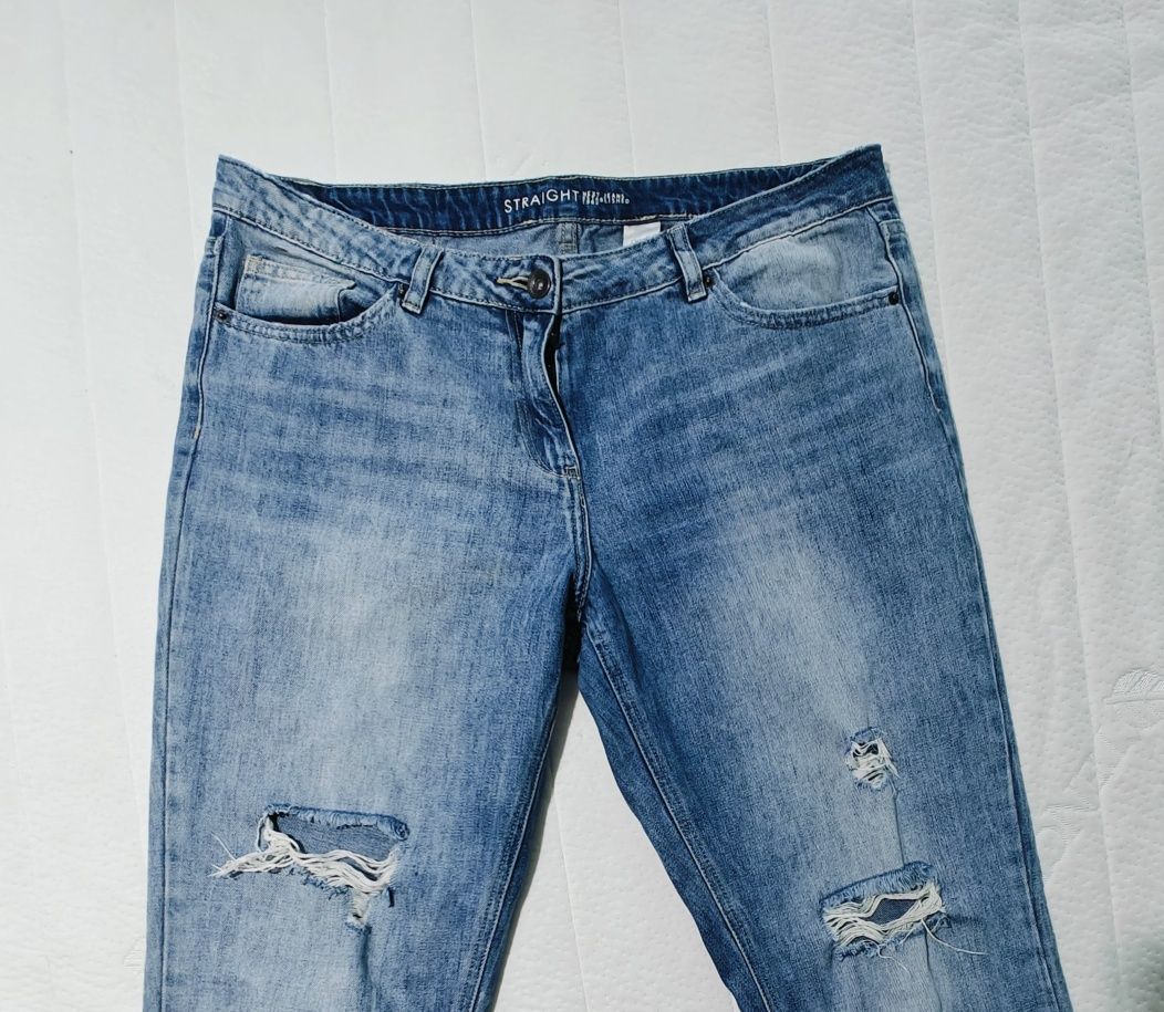 Damskie dżinsy straight jeans z dziurami i przetarciami