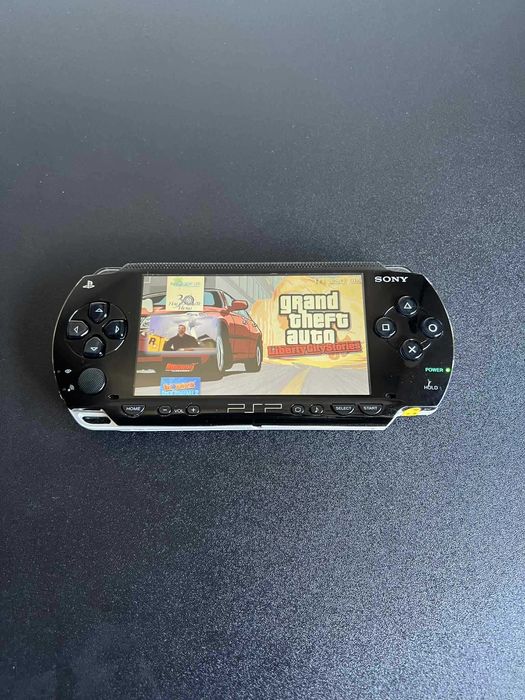 Sony PlayStation Portable 1000 Preta com 50+ Jogos