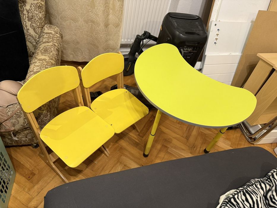 Дитячий столик 2 стільчика та магнітна дошка для малювання