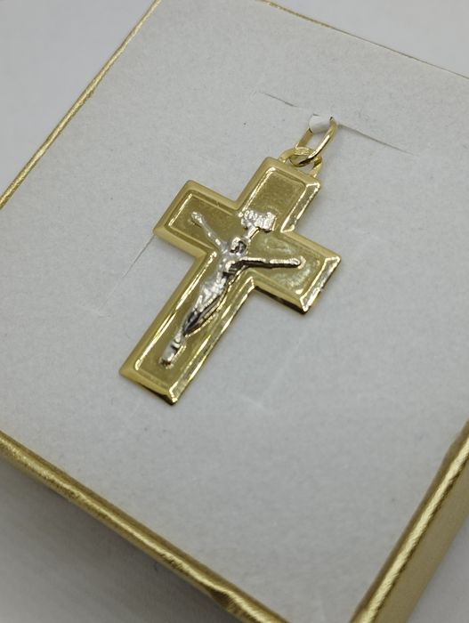 Złoty wisiorek krzyżyk z Panem Jezusem, złoto 585