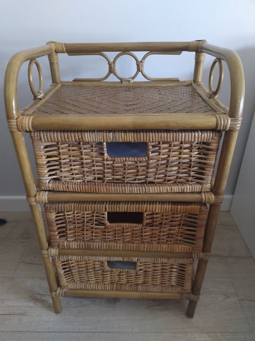 Wiklinowy regał z szufladami