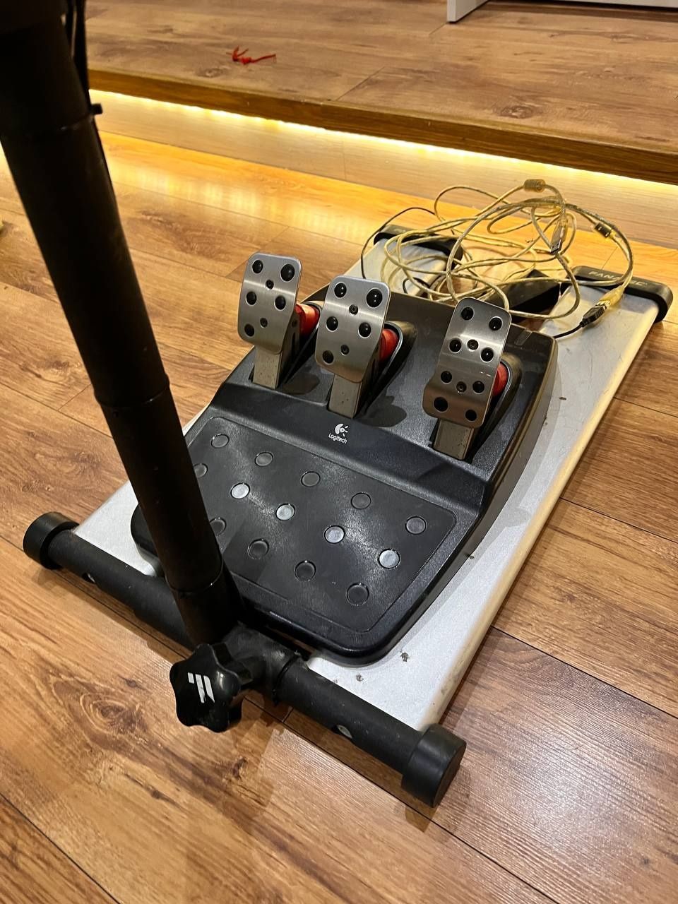 Руль Logitech G25 + кокпит Fanatec