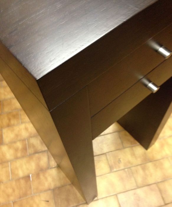 Móvel elegante pequeno com duas gavetas em madeira maciça Wengé