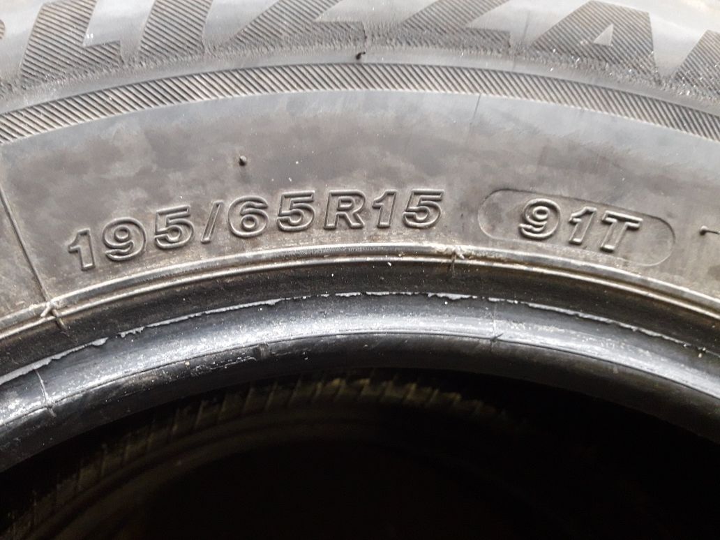 BRIDGESTONE 195/65R15 91T, pojedyńcza opona zimowa.