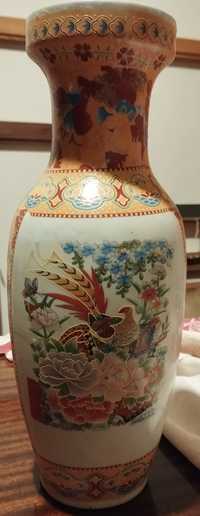 Orientalny duży wazon z ptakami w ogrodzie