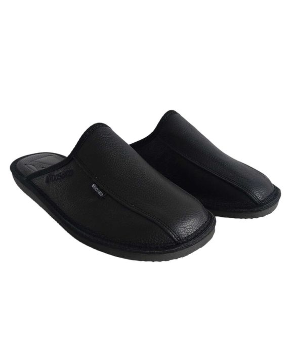 Pantofle męskie domowe ze skóry w kolorze czarnym z zakrytymi palcami.