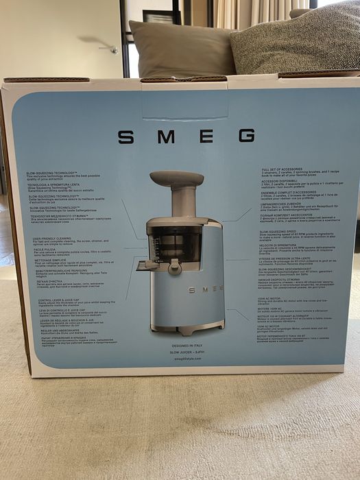 Соковижималка Smeg блакитного кольору нова