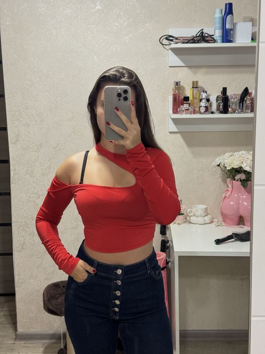 червона кофта bershka