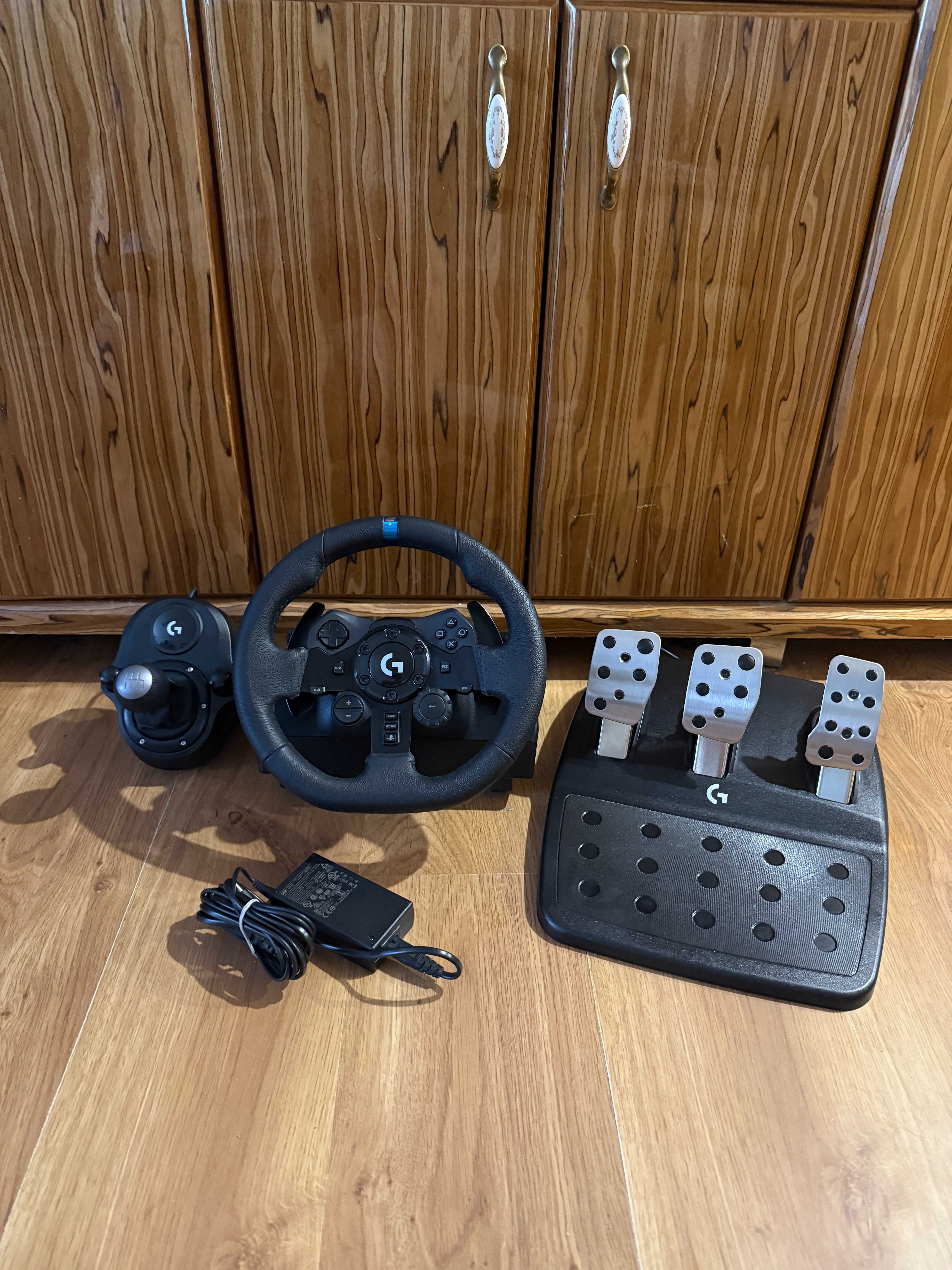 Kierownica Logitech DrivingForce G923 PS4/PS5/PC + Shifter