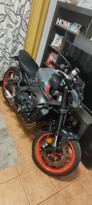 MT 09 a mota vai também com material de origem